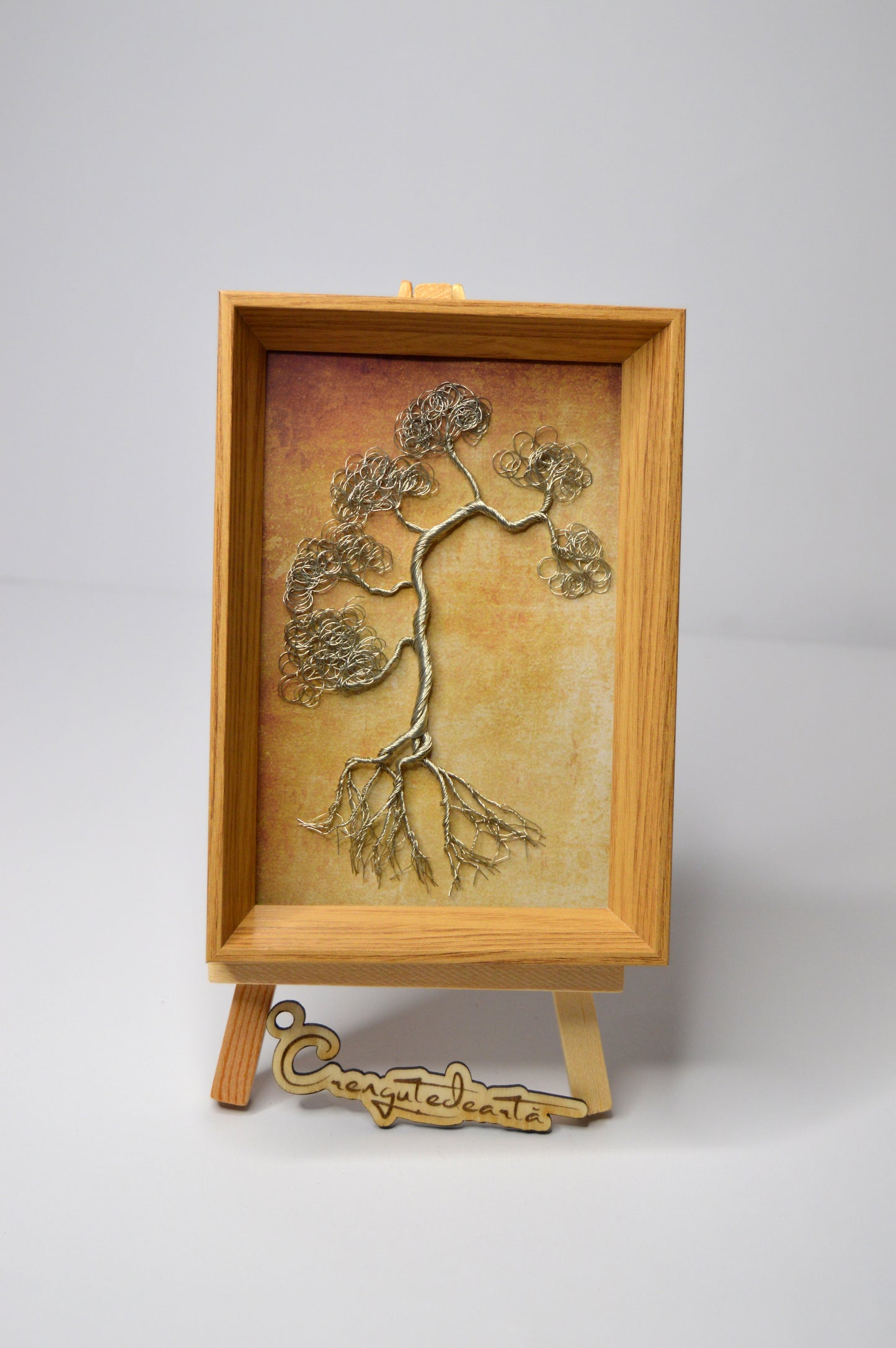 Arborele Ancestral – Eleganță în Sârmă și Lemn