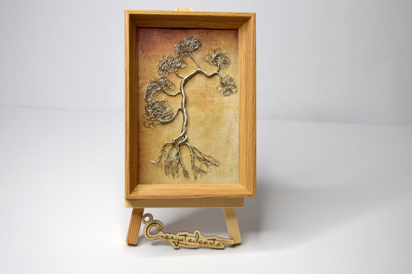 Arborele Ancestral – Eleganță în Sârmă și Lemn